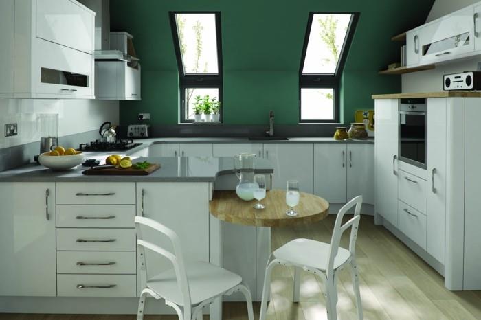moderni keittiö g -muodossa valkoiset huonekalut ja vihreät seinät