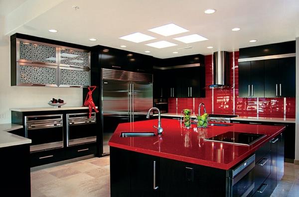 keittiö mustissa ja punaisissa keittiökalusteissa