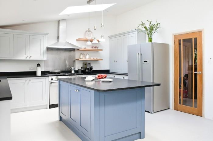 moderni valkoinen keittiö ja sininen keittiösaari