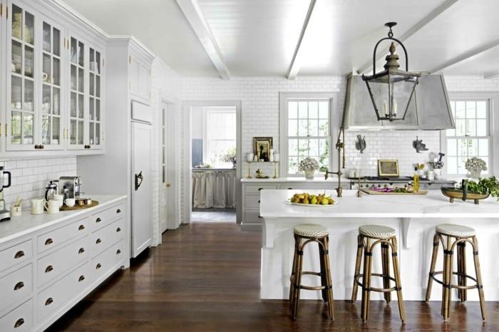 eläviä ideoita keittiön valkoiset keittiökaapit, jotka vastaavat kauniisti ruskeaa lattiapäällystä
