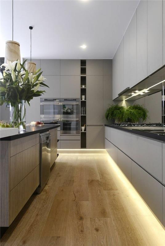 moderni keittiö, jossa on puinen ilme ja led -nauhat