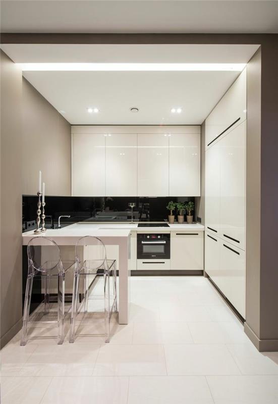 moderni keittiö musta takaseinä ja valkoinen lattia