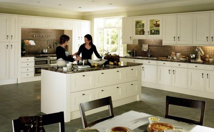 moderni keittiö valkoinen keittiökaapit, beige seinät ja harmaat lattialaatat
