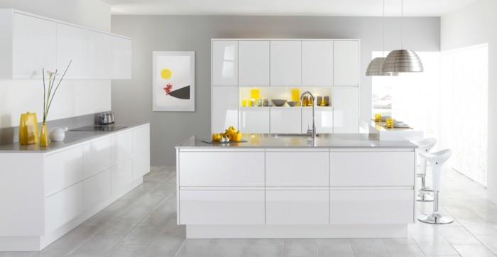 moderni keittiö valkoiset seinät valkoiset keittiökaapit ja vaaleanharmaat lattiat