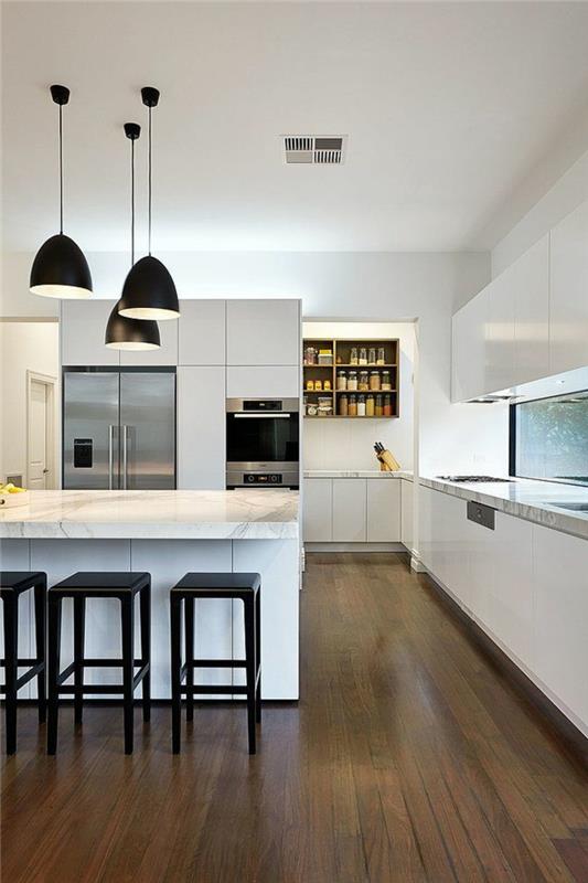 moderni keittiömuotoilu valkoinen marmori musta baarituoli riippuvalaisimet