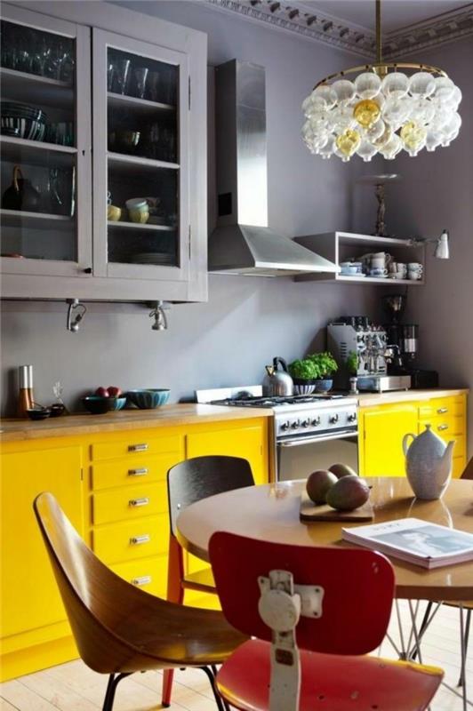 nykyaikaisissa keittiöissä yhdistyvät keltainen, harmaa ja punainen