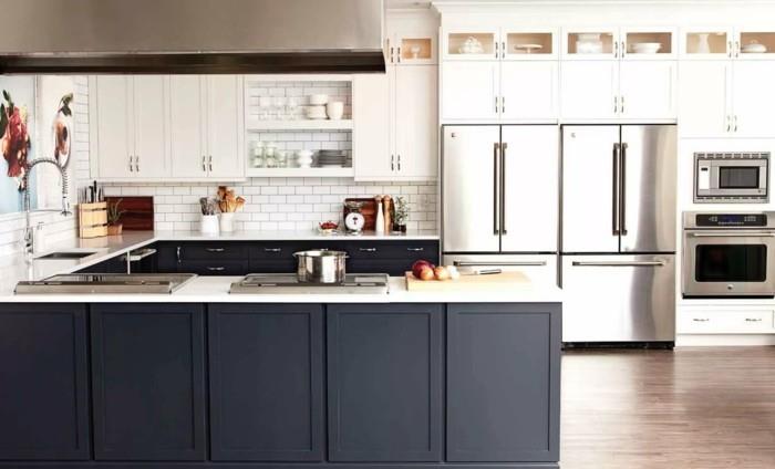 modernit keittiöt harmaa keittiösaari avoimet seinähyllyt ja valkoiset metrolaatat