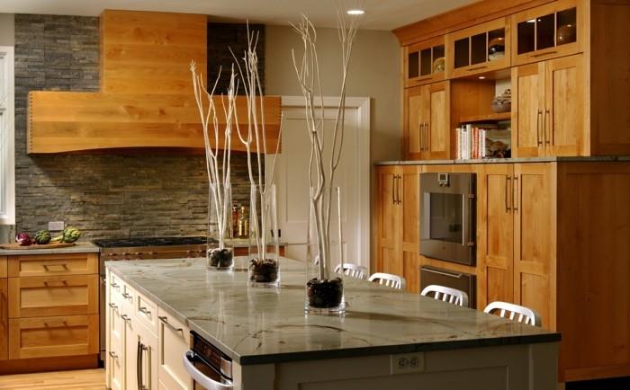 modernit keittiöt vaalea puulattia keittiösaari deco kiviseinä