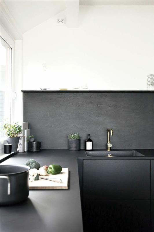 modernit keittiökaapit mustissa matta- ja valkoisissa seinissä