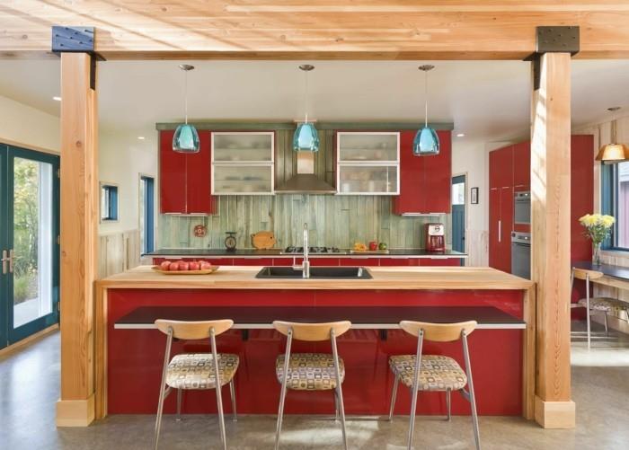 moderni keittiö yhdistää punaisen ja puun