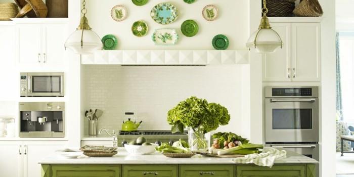 moderni keittiö yhdistää valkoisen ja vihreän