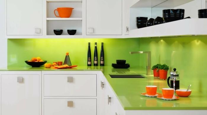 modernit keittiöt valkoiset keittiökaapit ja vihreä työtaso