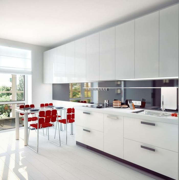 moderni keittiökalusteet valkoiset keittiökaapit keittiösuunnittelu punaiset suunnittelijatuolit ruokapöytä