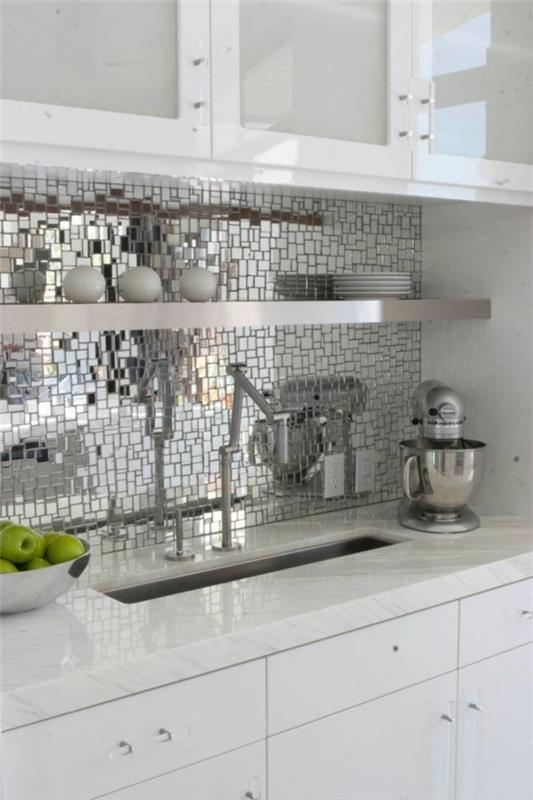 Moderni valkoinen keittiö, jossa on kiiltävät kaakeloidut peilit
