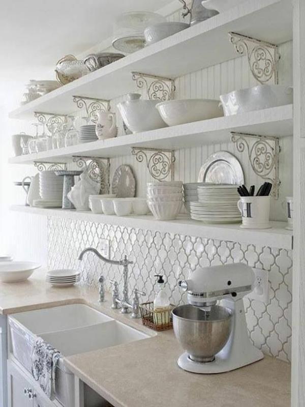 kiiltävät hyllyt kaakeloidut peilit Moderni valkoinen keittiö