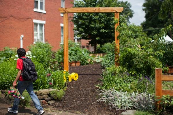 moderni maisema Viileä taideteos yhteisessä puutarhassa Pittsburghissa
