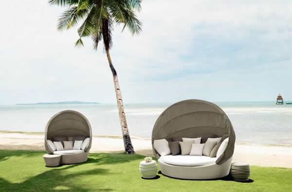 modernit huonekalut terassillesi viihtyisät rantatuolit ympärillä