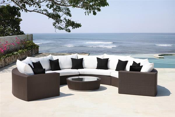 modernit huonekalut puolikuun muotoilu rannalla