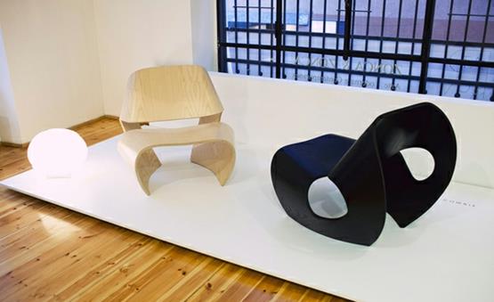 moderni huonekalumallisto, joka on valmistettu suhteessa cowrie -tuolista