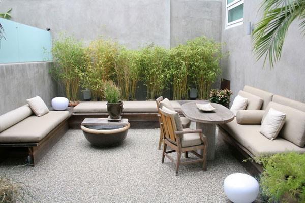 modernit huonekalut luonnollisissa väreissä ja paljon bambua