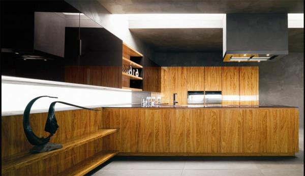 Tyylikäs moderni puukeittiö suunnittelee epäsuoran kattovalaistuksen