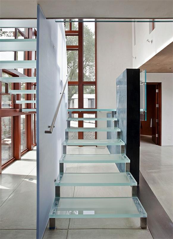 moderni lasi kelluva portaikko käytävä
