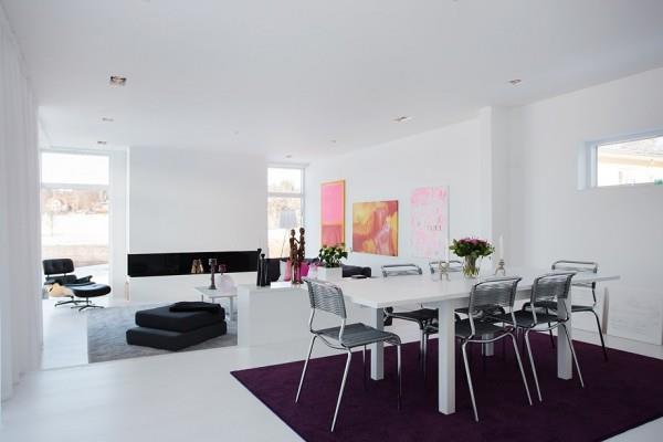 moderni ruotsalainen huvila valkoinen seinä ruokasali pöytätuoli