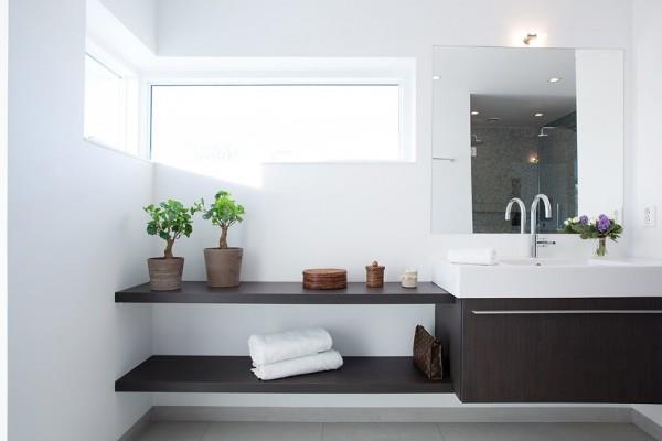 moderni huvilahyllyt seinäallas kylpyhuone