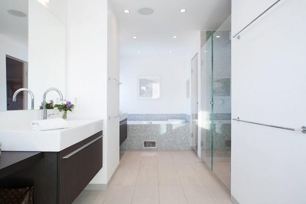 moderni ruotsalainen huvila valkoinen kylpyhuoneen pesuallas