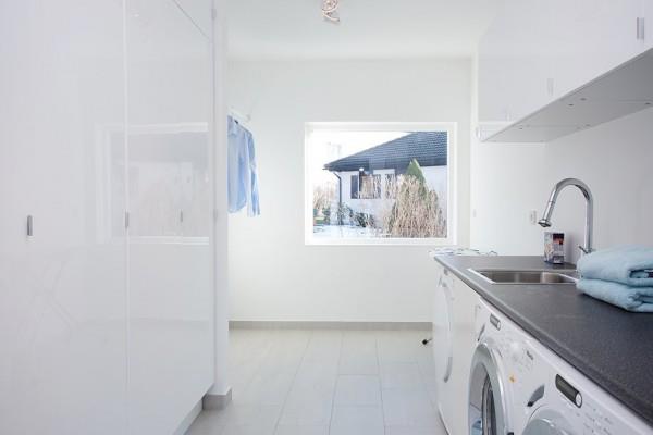 moderni ruotsalainen huvila valkoisen seinän kylpyhuone