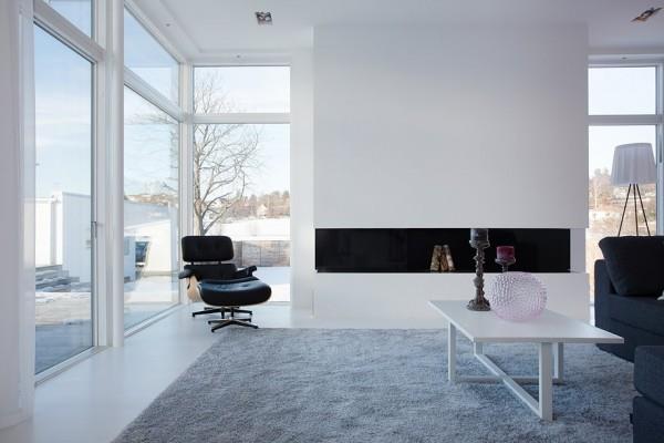 moderni ruotsalainen huvila, valkoinen seinä, takka -olohuone