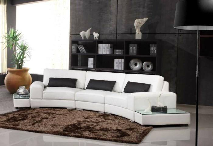 modernit sohvat verhoiltua nahkasohvaa valkoiset mustat tyynyt ruskea matto lattiavalaisin