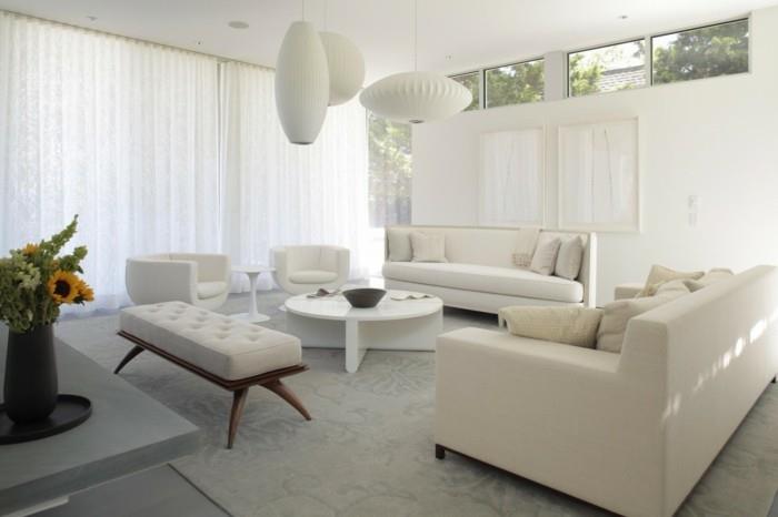 modernit sohvat valkoiset olohuoneen huonekalut matto ilmavat verhot