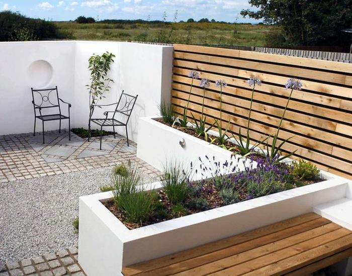 moderni terassi suunnittelu valkoinen seinä pikkukivi kasvit