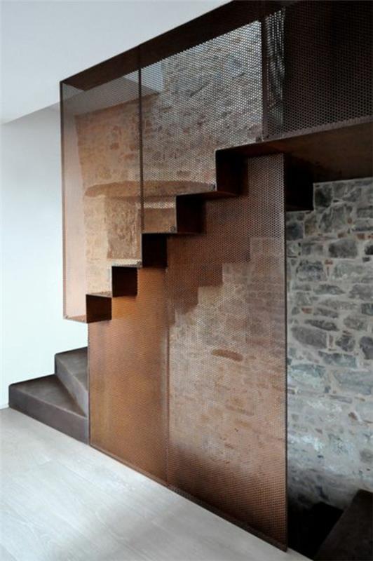 nykyaikaiset portaat, jotka on valmistettu eri materiaaleista