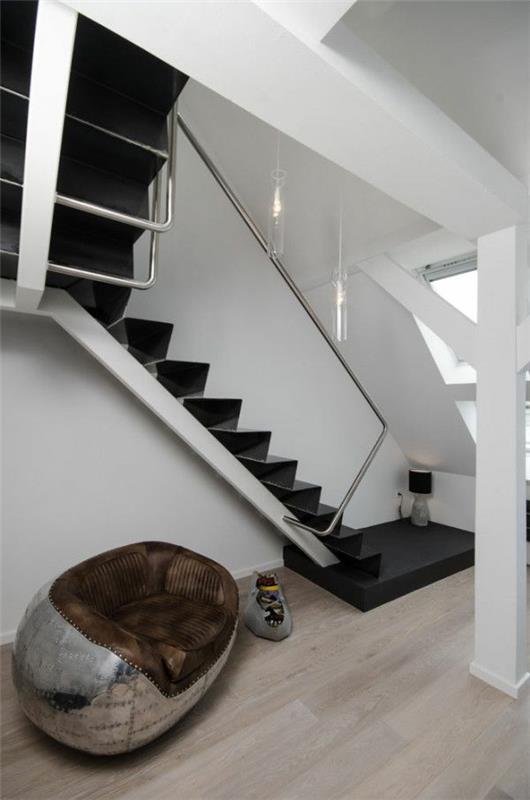 modernit portaat pienessä asunnossa mustavalkoinen