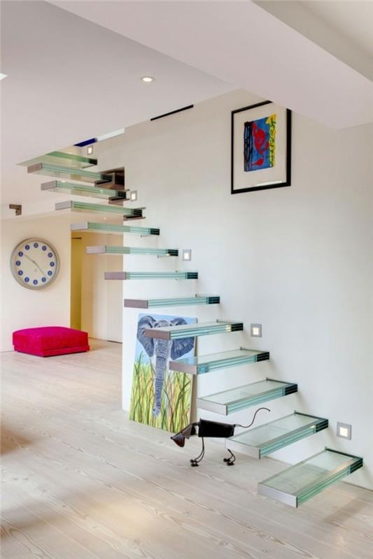 modernit lasista valmistetut portaat, jotka kelluvat orgaanisesti