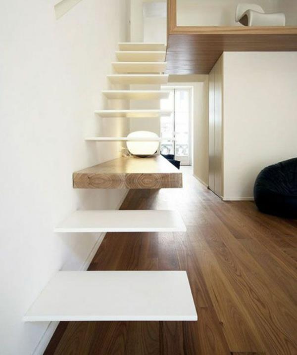 modernit valkoiset portaat, jotka on tyylikkäästi aidattu seinään pöytäkonsoliin