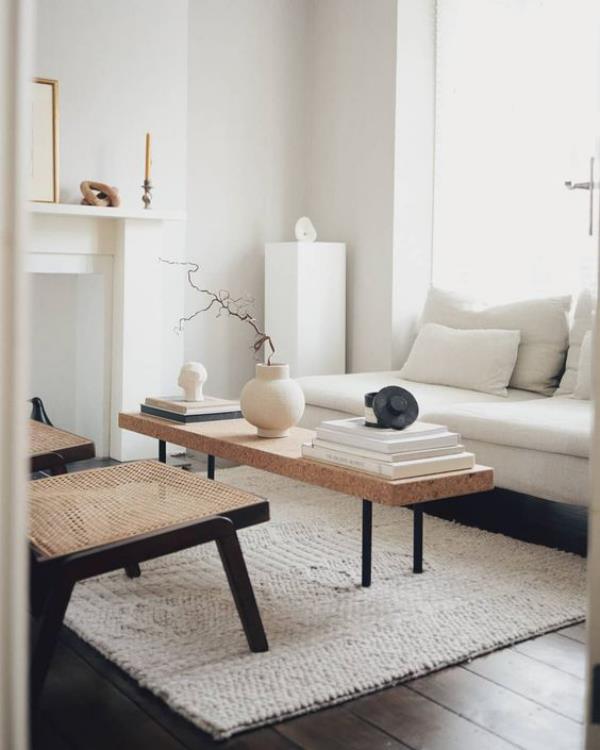 moderni olohuone kutsuva huoneilmapiiri kaikki valkoisessa takassa kynttilänjalka pöytäkoriste artikkeli maljakko vaaleanharmaa matto
