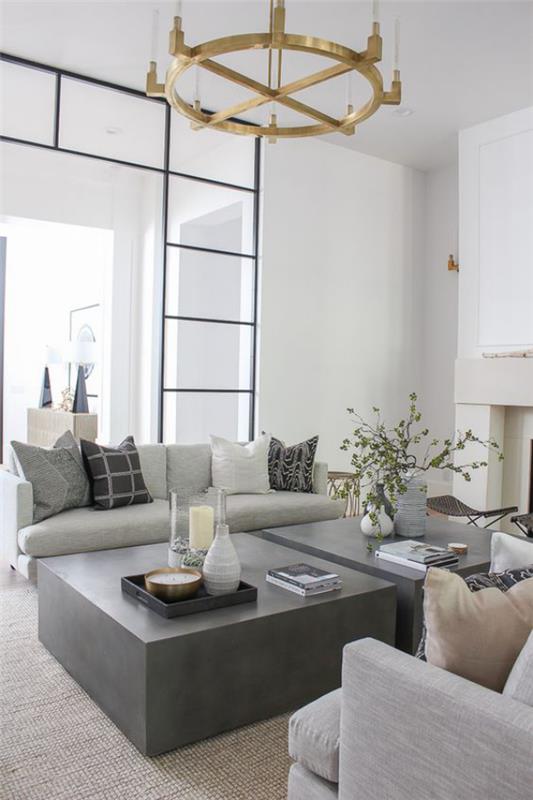 Piristä moderni olohuone kirkas sisustus valkoinen vaaleanharmaa koriste -elementeillä ja pehmeillä tyynyillä