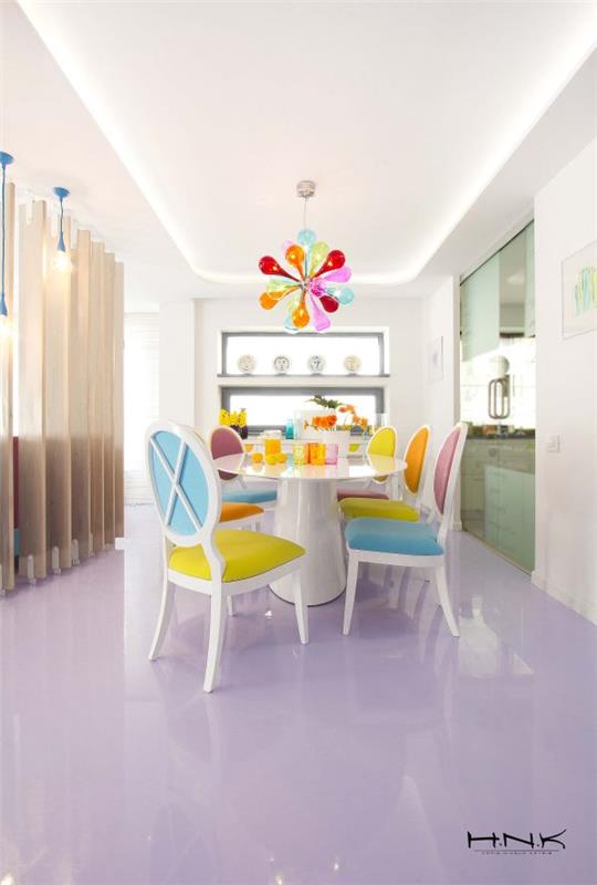 moderni huoneisto, jossa on vilkas väripaletti nicola katrib ruokapöydän tuolit