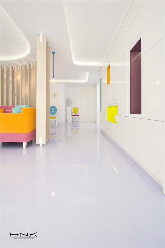 moderni huoneisto-jossa on vilkas väripaletti-nicola-katrib-sisustusarkkitehtuuri