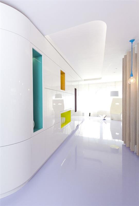 moderni huoneisto, jossa on vilkas väripaletti nicola katrib popart inspiraatiota