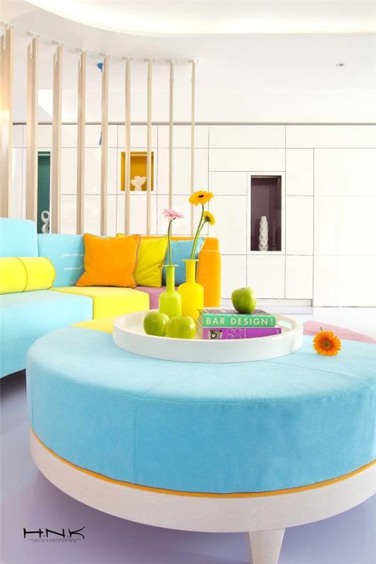 moderni huoneisto, jossa on vilkas väripaletti nicola katrib olohuoneen sohva