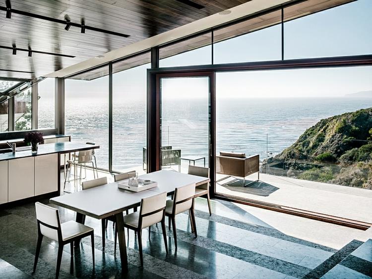 moderni-arkkitehti-talon-lasiseinät-merinäköala-pacific-coast-kestävä-arkkitehtuuri
