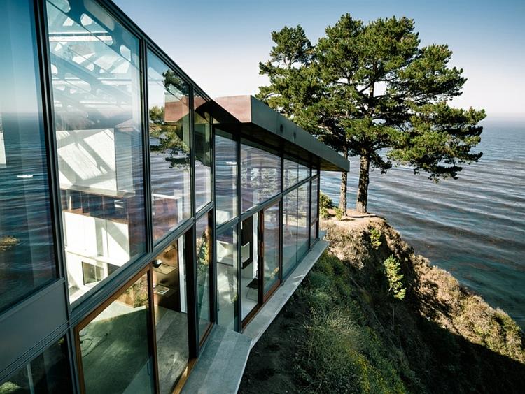 moderni-arkkitehti-talon-lasiseinät-pacific-coast-cliff-green-arkkitehtuuri