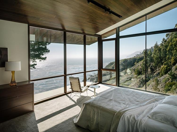 moderni-arkkitehti-talo-lasiseinät-makuuhuone-kestävä-arkkitehtuuri