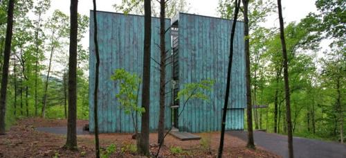 moderni ulkopuoli kupari -arkkitehtuuri metsä korkea muuri