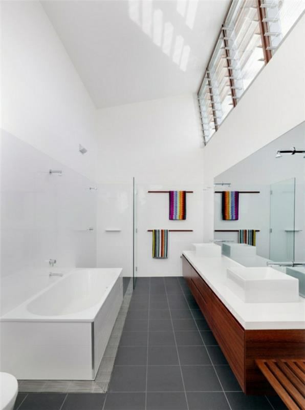 Perustetaan moderni kylpyhuone kylpyhuonekalusteet valkoinen sisäänrakennettu amme