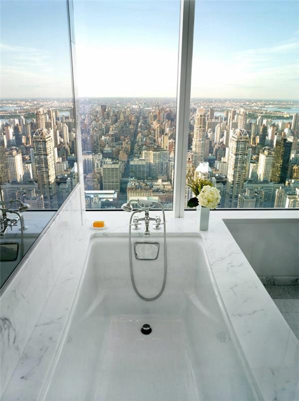 moderni kylpyhuone kylpyamme valkoinen marmori kaupungin panoraama